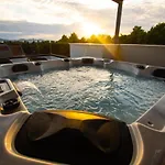 Azzurro - With Private Rooftop Jacuzzi Apartment *