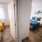 Azzurro - With Private Rooftop Jacuzzi Apartment *