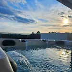 Azzurro - With Private Rooftop Jacuzzi Apartment