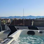 Azzurro - With Private Rooftop Jacuzzi Apartment
