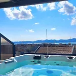 Azzurro - With Private Rooftop Jacuzzi Apartment *