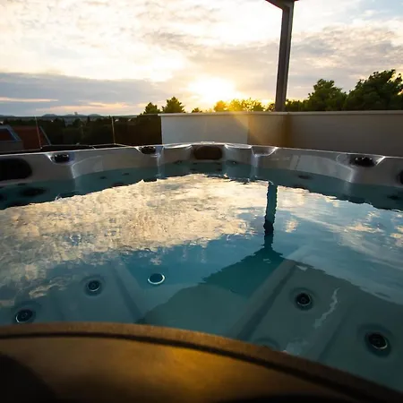 Azzurro - With Private Rooftop Jacuzzi Апартаменти Задар