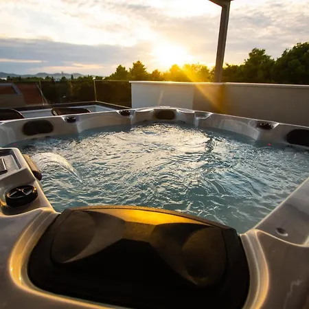 Azzurro - With Private Rooftop Jacuzzi Апартаменти *