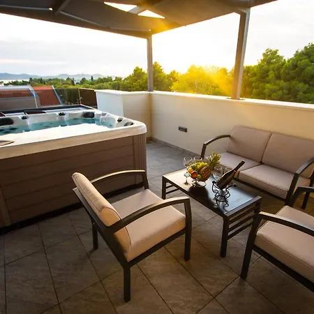 Azzurro - With Private Rooftop Jacuzzi Апартаменти Задар