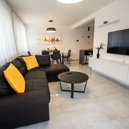 Azzurro - With Private Rooftop Jacuzzi *