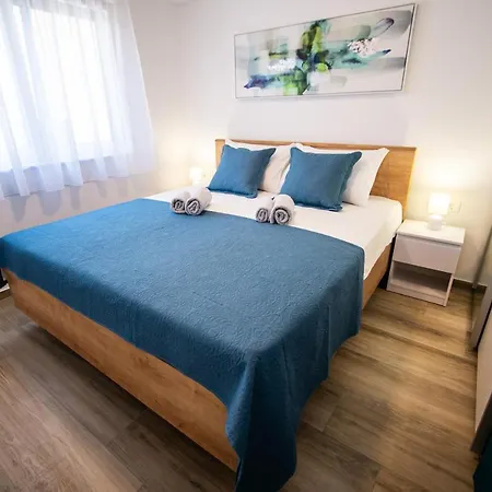 Azzurro - With Private Rooftop Jacuzzi *