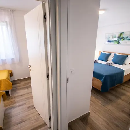 Azzurro - With Private Rooftop Jacuzzi Апартаменти *