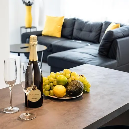 Апартаменти Azzurro - With Private Rooftop Jacuzzi *