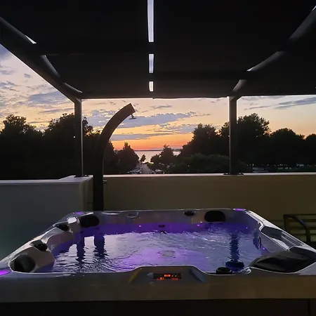 Апартаменти Azzurro - With Private Rooftop Jacuzzi