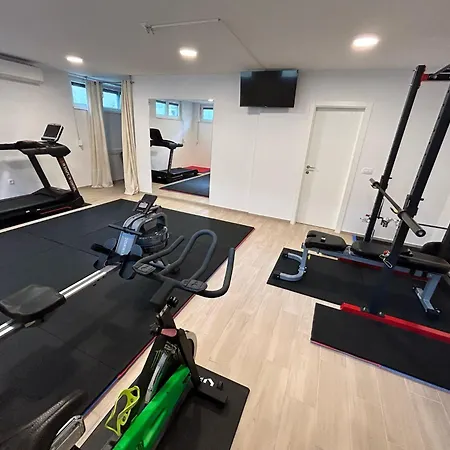 Azzurro - With Private Rooftop Jacuzzi