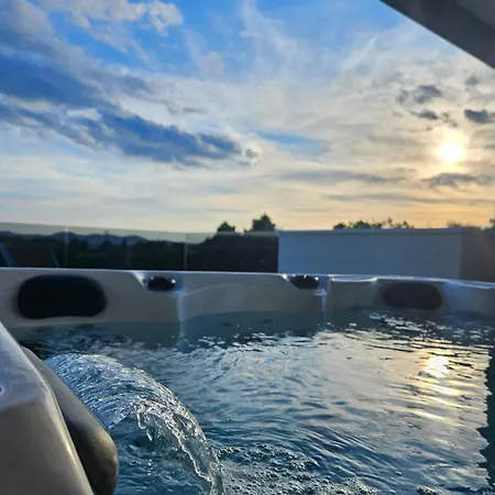 Azzurro - With Private Rooftop Jacuzzi Апартаменти