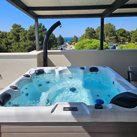 Апартаменти Azzurro - With Private Rooftop Jacuzzi Задар