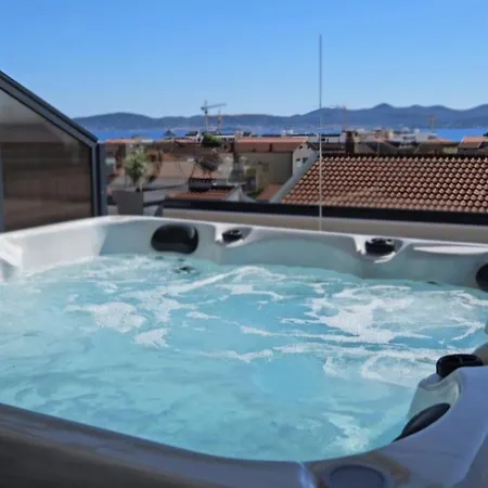 Апартаменти Azzurro - With Private Rooftop Jacuzzi