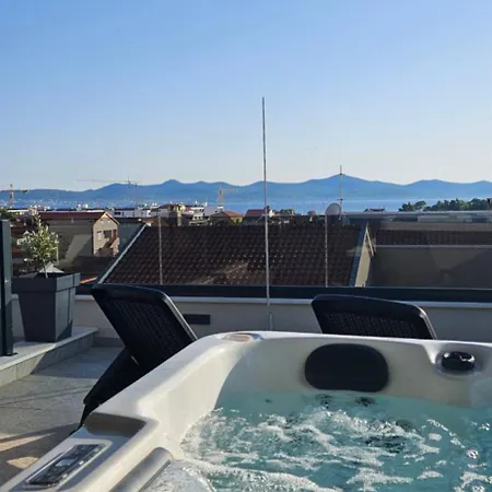 Azzurro - With Private Rooftop Jacuzzi Апартаменти
