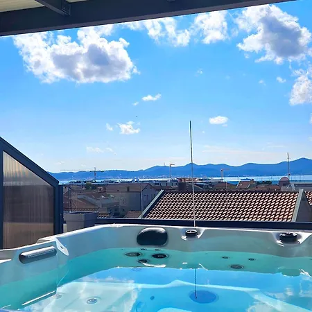 Azzurro - With Private Rooftop Jacuzzi Апартаменти *