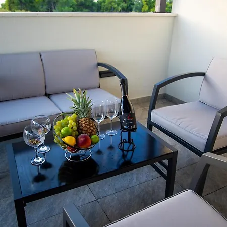 Azzurro - With Private Rooftop Jacuzzi * زادار