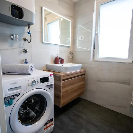 Apartmán Azzurro - With Private Rooftop Jacuzzi