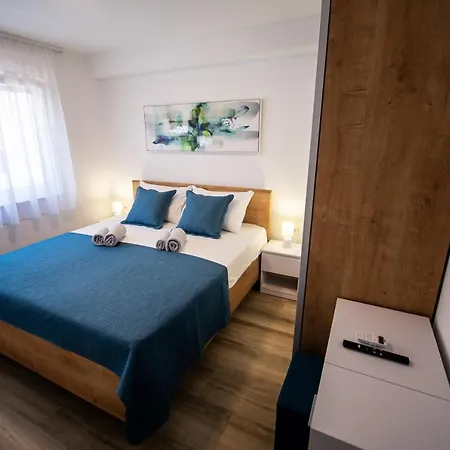 Apartmán Azzurro - With Private Rooftop Jacuzzi *