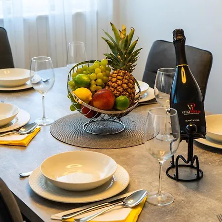 Azzurro - With Private Rooftop Jacuzzi زادار