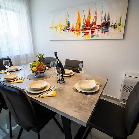 Azzurro - With Private Rooftop Jacuzzi