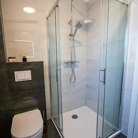 Azzurro - With Private Rooftop Jacuzzi زادار