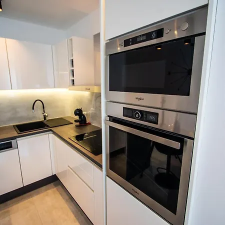 Azzurro - With Private Rooftop Jacuzzi *