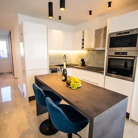 Apartmán Azzurro - With Private Rooftop Jacuzzi *