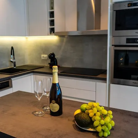 Azzurro - With Private Rooftop Jacuzzi