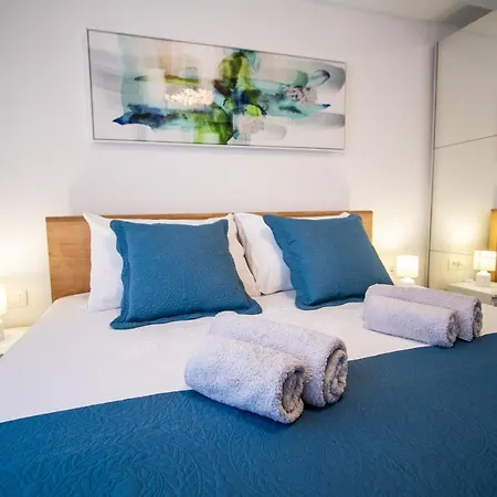 Azzurro - With Private Rooftop Jacuzzi Apartment Zadar