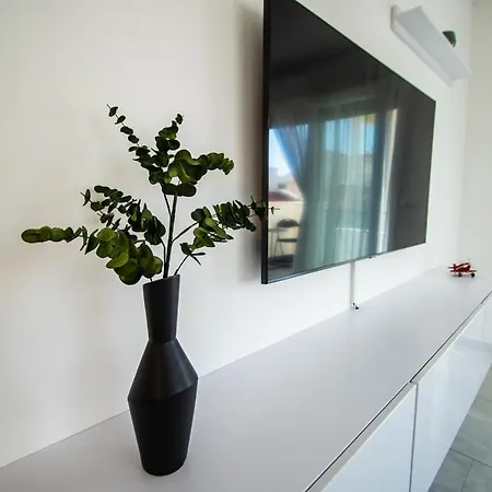 Azzurro - With Private Rooftop Jacuzzi زادار