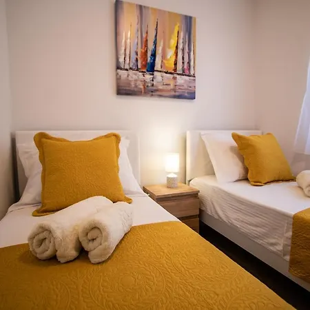 Azzurro - With Private Rooftop Jacuzzi زادار