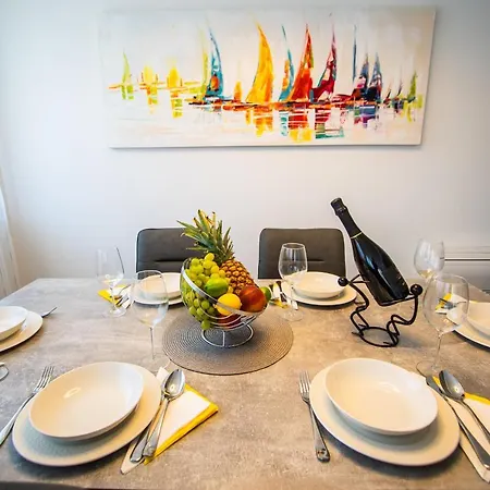 Azzurro - With Private Rooftop Jacuzzi