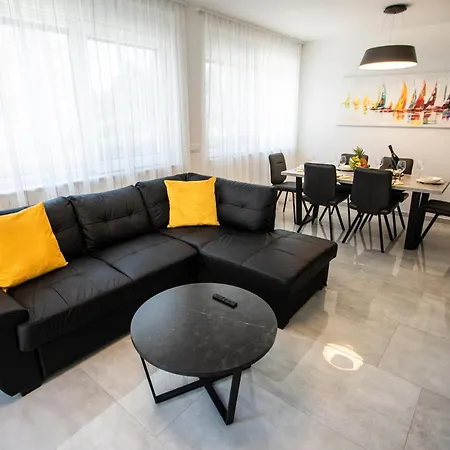 Azzurro - With Private Rooftop Jacuzzi Apartment