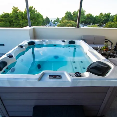 Azzurro - With Private Rooftop Jacuzzi