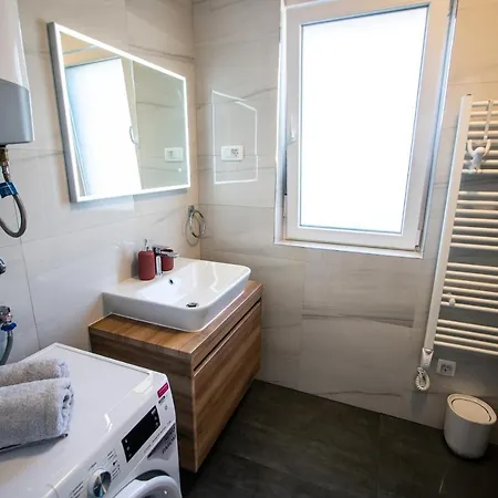 Azzurro - With Private Rooftop Jacuzzi شقة زادار