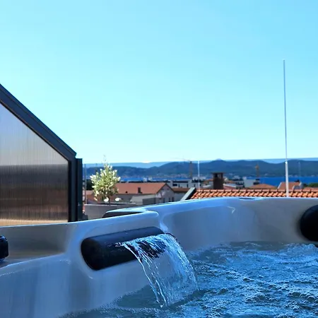 Azzurro - With Private Rooftop Jacuzzi Zadar