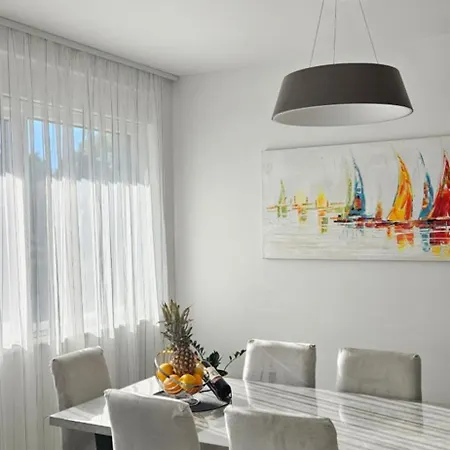 Azzurro - With Private Rooftop Jacuzzi *