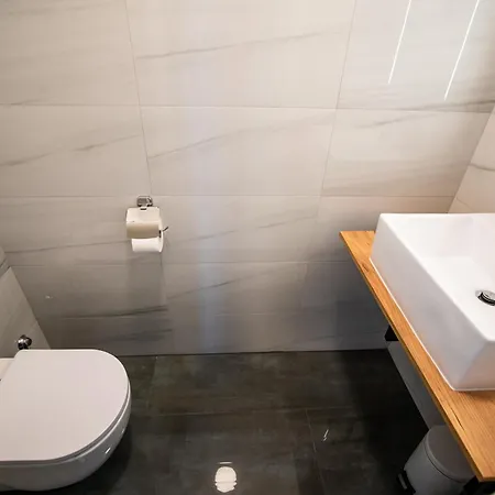 Azzurro - With Private Rooftop Jacuzzi زادار