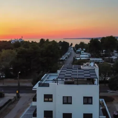 Azzurro - With Private Rooftop Jacuzzi * زادار