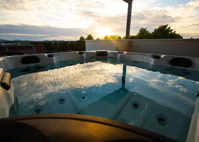 Azzurro - With Private Rooftop Jacuzzi Appartement Zadar