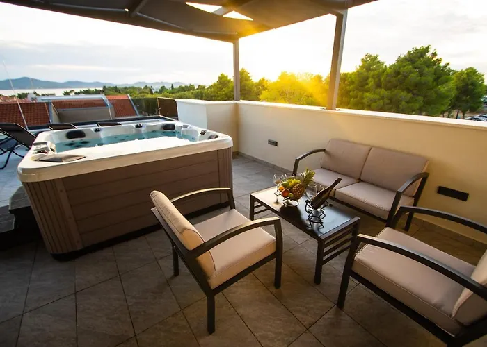 Azzurro - With Private Rooftop Jacuzzi Appartement Zadar