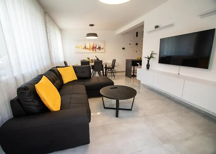 Azzurro - With Private Rooftop Jacuzzi *