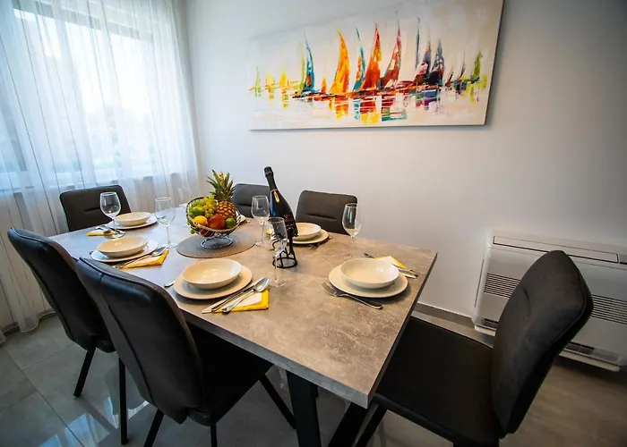 Azzurro - With Private Rooftop Jacuzzi