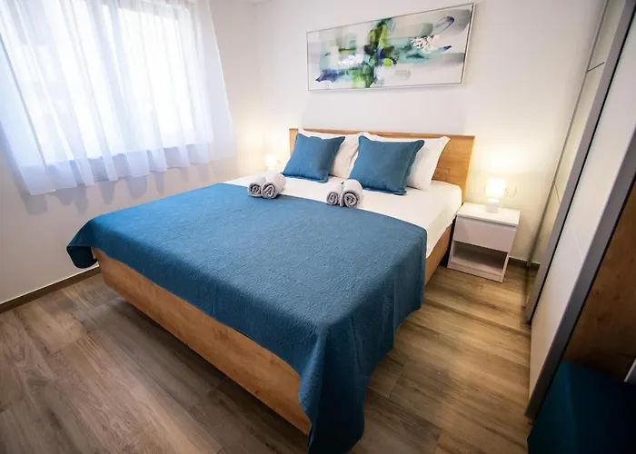 Azzurro - With Private Rooftop Jacuzzi *