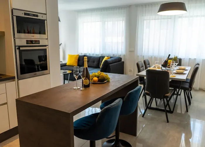 Azzurro - With Private Rooftop Jacuzzi *