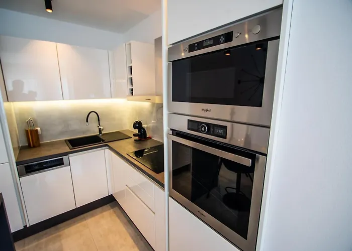 Azzurro - With Private Rooftop Jacuzzi *