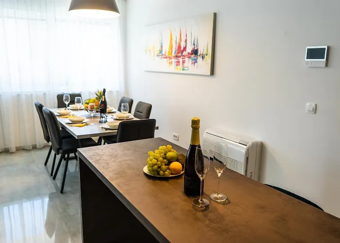 Azzurro - With Private Rooftop Jacuzzi Appartement Zadar