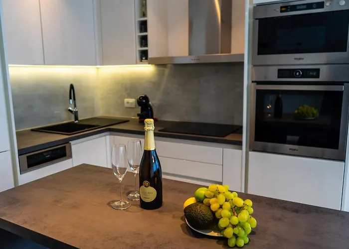 Azzurro - With Private Rooftop Jacuzzi