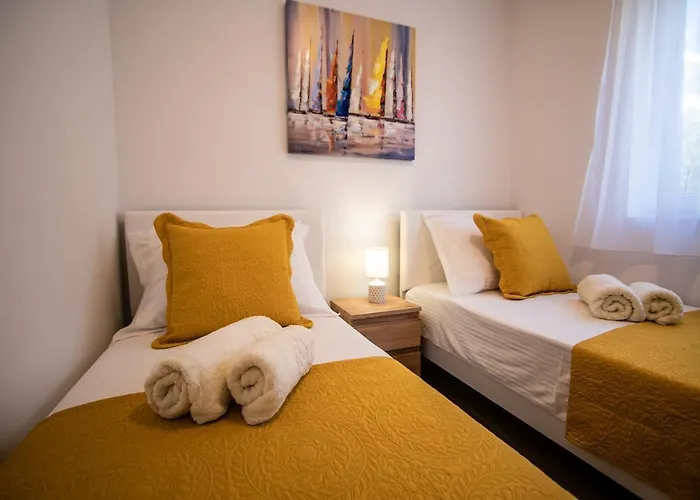 Azzurro - With Private Rooftop Jacuzzi Zara