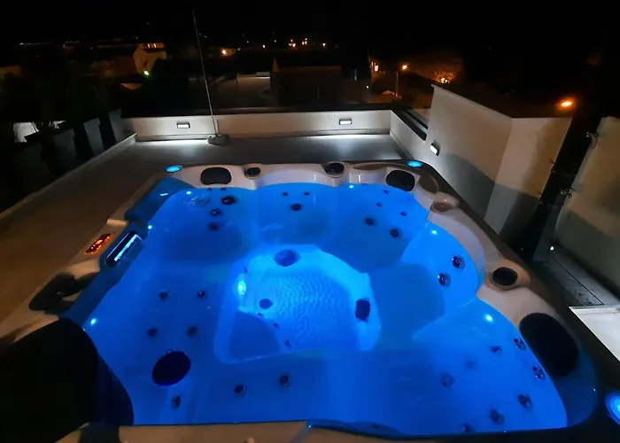 Azzurro - With Private Rooftop Jacuzzi *